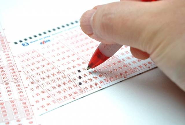 부산에서 로또복권 1등에 당첨된 사람이 11명이 나왔다. 특히 이 가운데 부산 기장의 한 복권판매점에서는 수동으로 판매한 복권 8장이 1등에 당쳠됐다. 이미지투데이