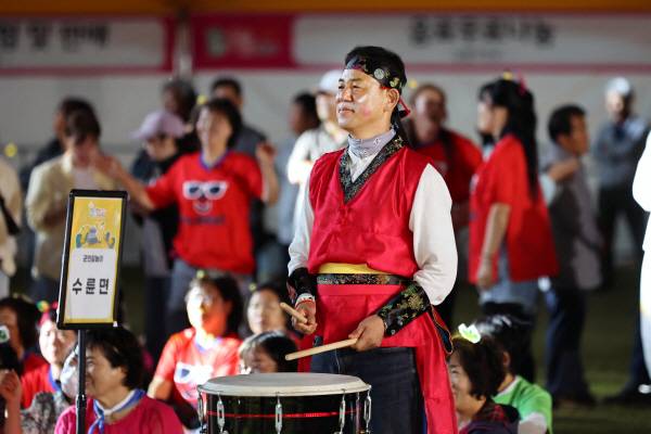 지역축제에서 북을 두드리는 조익현 선남면장.