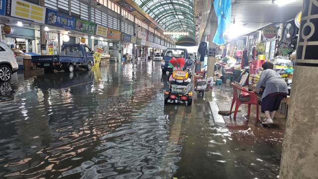 합천읍 왕후시장이 물에 잠겨 있다./합천군/