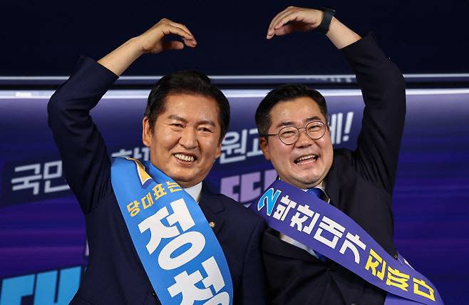 정청래 후보와 박찬대 후보가 황명선 최고위원 후보가 19일 서울 여의도 더불어민주당 중앙당사에서 열린 ‘당대표 및 최고위원 선출을 위한 충청권 합동연설회’에서 기념촬영을 하고 있다.(사진=뉴스1)