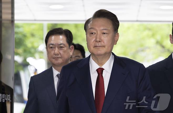 12·3 비상계엄과 관련해 특검의 수사를 받는 윤석열 전 대통령이 두 번째 구속 전 피의자심문(영장실질심사)를 받기 위해 9일 오후 서울 서초구 중앙지방법원으로 출석하고 있다. 2025.7.9/뉴스1 ⓒ News1 사진공동취재단
