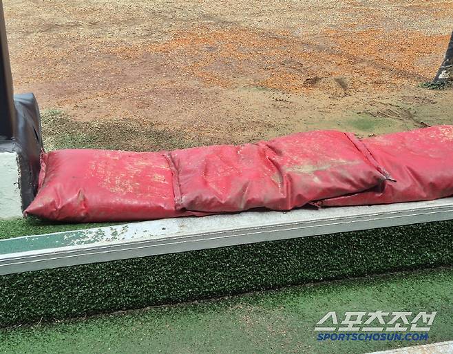 더그아웃 침수를 방지하기 위해 쌓은 모래주머니들. 광주=김민경 기자