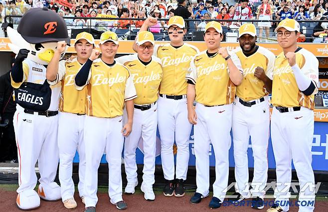 12일 대전 한화생명볼파크에서 열린 2025 KBO 올스타전, 한화 이글스 올스타 문현빈, 이도윤, 김경문 감독, 김서현, 박상원, 플로리얼, 채은성이 포즈를 취하고 있다. 대전=허상욱 기자wook@sportschosun.com/2025.07.12/