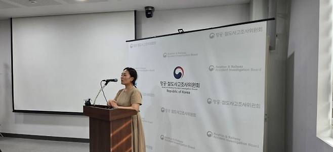19일 오후 전남 무안공항에서 김유진 무안공항 제주항공 여객기 참사 유가족협의회 대표가 항공·철도사고조사위원회의 12·29 여객기 참사 엔진 정밀조사 결과 현장 브리핑이 취소된 후 대한 입장을 말하고 있다. 민찬기 기자