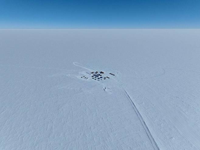 빙하 코어 시추 작업은 이탈리아-프랑스 연구기지 콩코르디아에서 약 40km 떨어진 곳에서 진행되었다