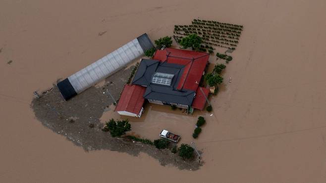 지난 17일 오후 충남 예산군 한 농가가 흙탕물에 잠긴 모습. /박성원 기자