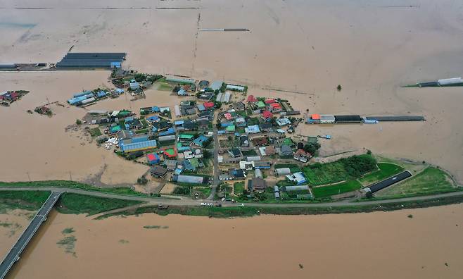 충남에 시간당 100mm의 물폭탄이 쏟아진 17일 오후 충남 예산군 삽교읍 용동 3리 일대 마을이 물에 잠겼다. /박성원 기자