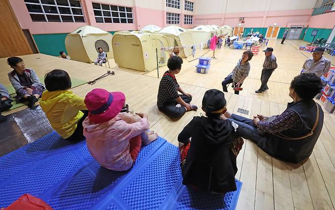 지난 17일 충남 당진시 신평문화스포츠센터에 마련된 임시 대피소에서 수재민들이 안정을 취하고 있다. /장경식 기자
