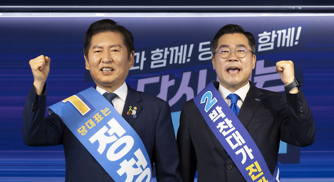 정청래(왼쪽) 더불어민주당 당대표 후보자와 박찬대 더불어민주당 당대표 후보자가 19일 서울 여의도 더불어민주당 중앙당사에서 열린 더불어민주당 당대표 및 최고위원 선출을 위한 충청권 합동연설회에 앞서 기념촬영을 하고 있다. ⓒ뉴시스