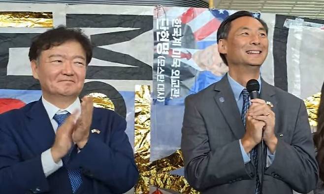 모스 탄 미국 리버티대 교수가 19일 인천국제공항에서 미국으로 떠나기 전 지지자들에게 발언하고 있다. 애국짱TV 유튜브 갈무리.