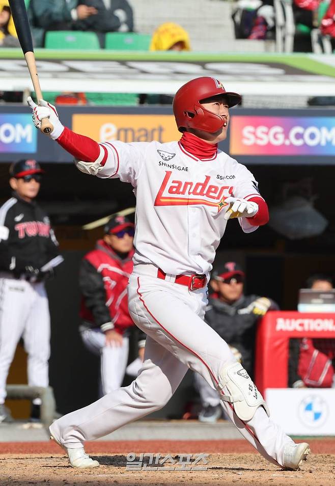 16일 오후 인천SSG랜더스필드에서 열린 2025 KB0리그 SSG랜더스와 LG트윈스의 프로야구 시범경기에서 8회말 무사 만루 최상민이 희생플라이를 치고 있다. 인천=김민규 기자 mgkim1@edaily.co.kr /2025.03.16/