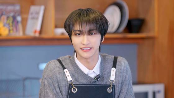 '뭘 먹고 자랐길래' 촬영 중인 에이티즈 성화. 그는 폭식이나 극단적인 다이어트 대신, 야식과 간식을 줄이고 한 끼를 맛있게 챙겨 먹는 방식으로 건강한 식습관을 몸에 익혀왔다. 사진 유튜브 채널 지글지글클럽 캡처