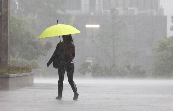 전국 곳곳에 많은 비가 쏟아지고 있는 17일 서울 서초구 일대에 우산을 쓴 시민들이 출근하고 있다. 김종호 기자