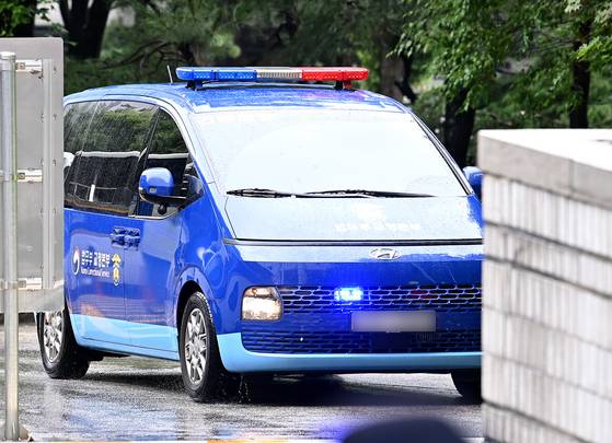 구속 수감된 윤석열 전 대통령이 탑승한 호송차가 지난 18일 오전 서울 서초구 서울중앙지방법원으로 들어서고 있다. 윤 전 대통령은 서울중앙지법에서 열리는 구속적부심사에 직접 출석했다. 사진공동취재단