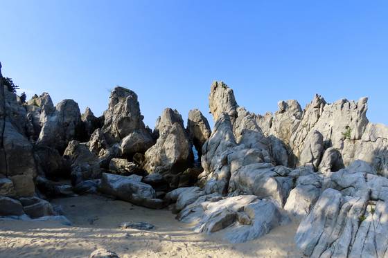 강원도 동해시 추암해변의 능파대(凌波臺). 능파대는 바닷가에 솟은 산과 바위들을 통칭해 이르는 말이다. 조선 시대 강원도 체찰사로 있던 한명회가 이곳의 ‘자연 절경이 마치 미인의 걸음걸이 같다’고 해서 ‘능파대’라 이름 붙였다. 김홍준 기자