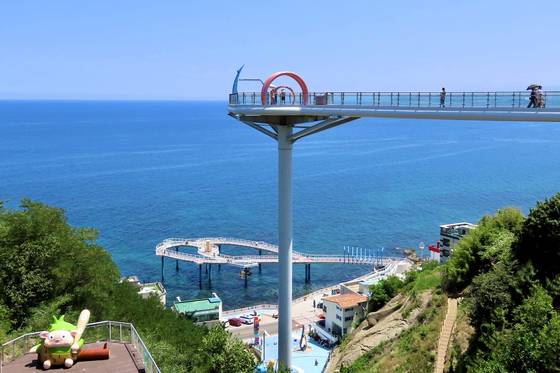 동해 묵호항의 도째비스카이밸리의 도째비스카이워크와 해랑전망대. 입장료 3000원인 59m 높이의 유리 바닥 스카이워크 ‘하늘산책로’는 발 아래로 펼쳐진 푸른 동해를 조망할 수 있다. 7월 18일부터 20일까지 ‘도째비페스타’가 바다에 펼쳐진 해랑전망대에서도 열린다. 김홍준 기자