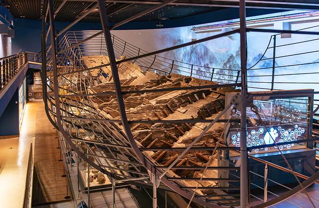 우리나라 최초의 해저 유물 발굴 사례로 남은 배, 신안선을 복원한 모습.