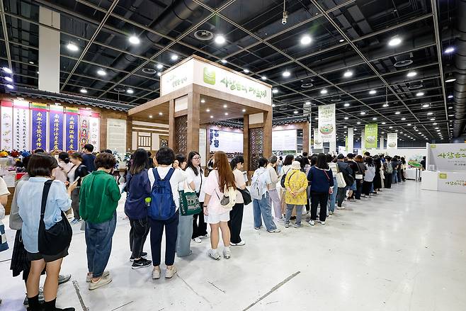 지난달 사찰음식 대축제에 몰린 인파들이 입장을 위해 줄을 서고 있다. 한국불교문화사업단 제공