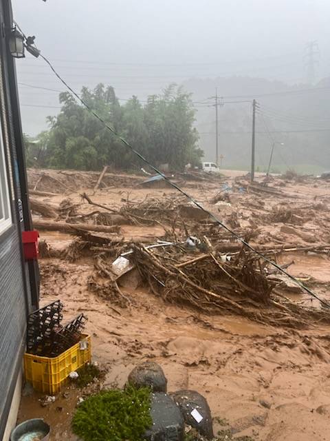 19일 경남 산청군 산청읍 부리 마을에 폭우와 산사태로 일부 주택이 파손돼 있다. 연합뉴스