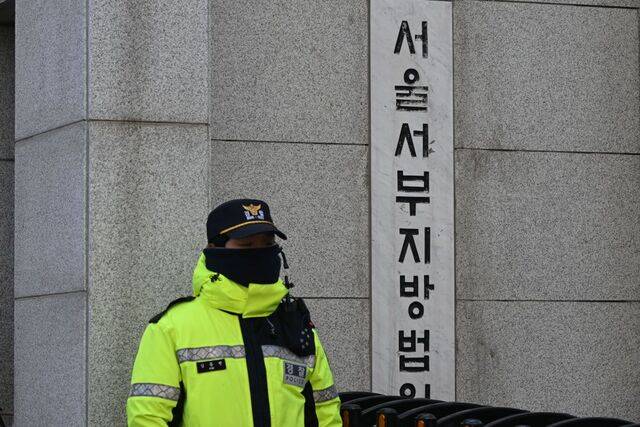 경찰이 지난 3월 10일 서울서부지법 폭력 사태 가담자들의 첫 재판이 열린 서울 마포구 서부지법에서 경계근무를 서고 있다. 윤웅 기자