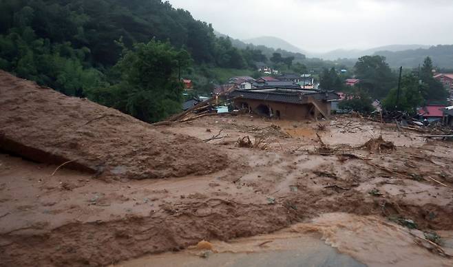 = 폭우·산사태로 인해 19일 오후 경남 산청군 단성면 내원마을 입구에 토사가 쌓여 위험한 장면이 연출되고 있다. 연합뉴스
