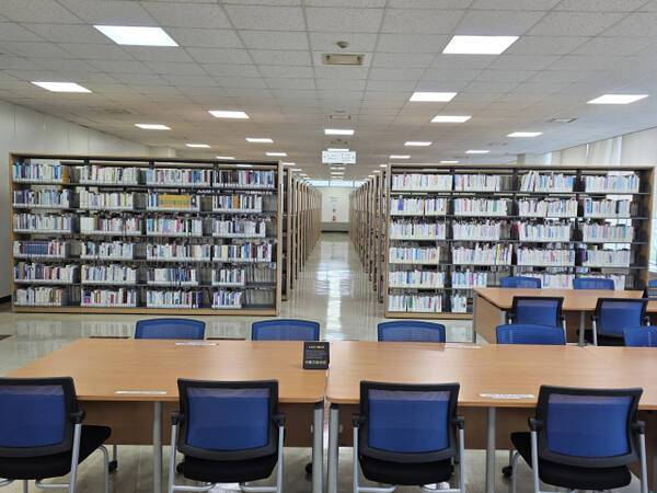 문헌정보실. 도서관제공