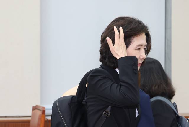 이진숙 사회부총리 겸 교육부 장관 후보자가 16일 서울 여의도 국회 교육위원회에서 열린 인사청문회에서 오전 질의를 마친 뒤 회의장을 나서고 있다. 뉴시스