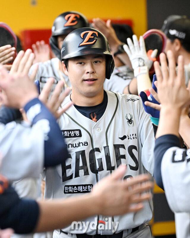 27일 오후 인천광역시 문학동 SSG랜더스필드에서 진행된 '2025 프로야구 KBO리그' SSG랜더스와 한화이글스의 경기. 한화 노시환이 1회초 1사 1,3루서 3점 홈런을 터뜨린 뒤 덕아웃서 환호하고 있다./마이데일리