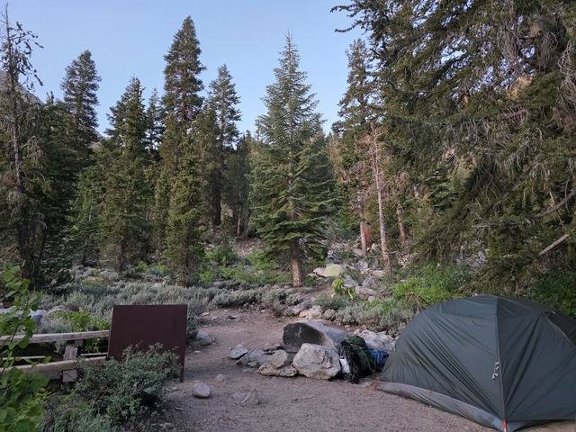 텐트 사이트 전경. 사이먼의 텐트(사진 오른쪽)의 뒤로 작게 우리 것이 보인다.