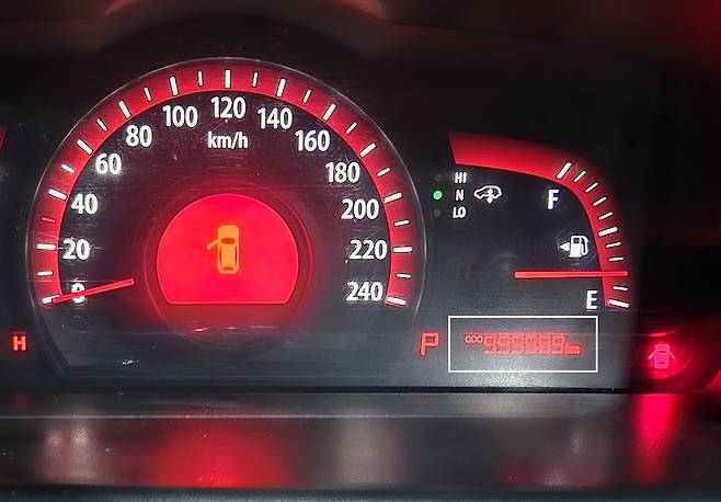 계기판 주행거리가 999,999로 표시돼 있다.