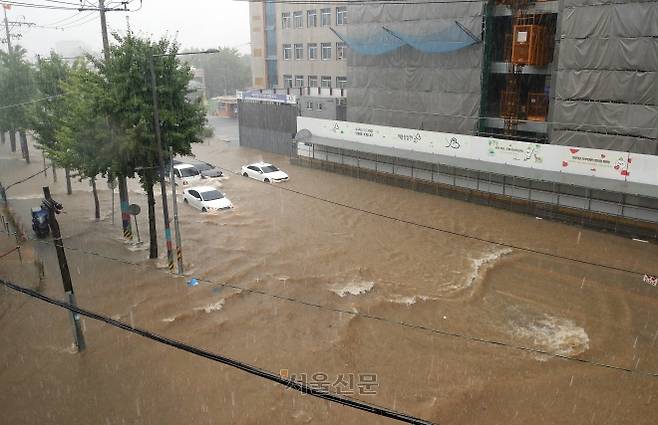 집중호우가 내린 17일 광주 북구청 사거리 일대가 하수관이 범람하면서 도로가 침수됐다. 2025.7.17 광주 북구 제공