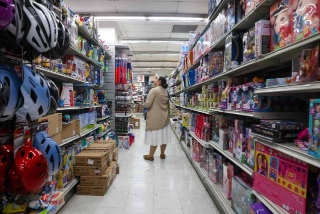 한 소비자가 지난 15일(현지 시간) 미국 뉴욕주 뉴욕시티 맨해튼의 한 소매점에서 물건을 살펴보고 있다. AFP연합뉴스