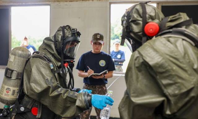 화학무기금지기구(OPCW) 국제화학방호교육 교육생들이 방호복을 입은 채 야외 실습을 하고 있다. 사진 제공=국방부
