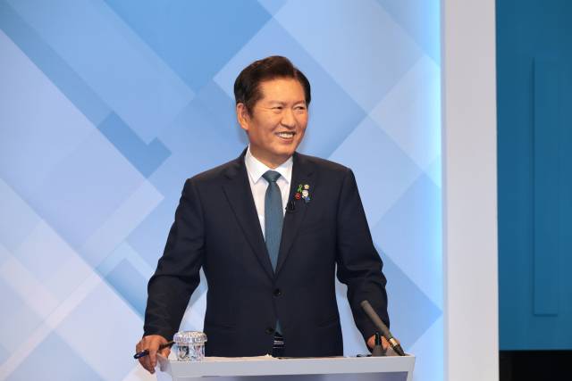 정청래 더불어민주당 당대표 후보가 16일 서울 목동 SBS 스튜디오에서 열린 더불어민주당 당대표 후보 토론회에서 박찬대 후보를 웃으며 바라보고 있다. 연합뉴스