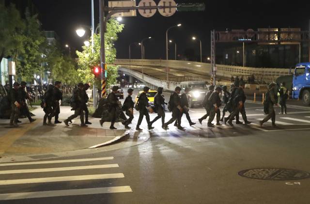지난 15일 대만 타이베이에서 연례 한광 군사 훈련이 진행된 가운데 군인들이 이동하고 있다. 한광 훈련은 중국의 침공에 대비한 훈련이다. /AP연합뉴스