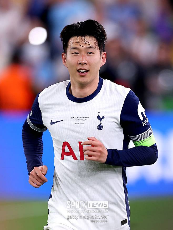 ▲ 프랭크 감독은 일단 레딩전은 손흥민과 크리스티안 로메로가 전후반을 번갈아 캡틴으로 나선다. 최종 결정은 차후에 내리겠다"고 덧붙였다. 주장 선임을 감독 결정으로 할지 아니면 선수단 투표로 진행할지 묻는 말엔 "그건 내가 결정할 일"이라며 단호히 선을 그었다.