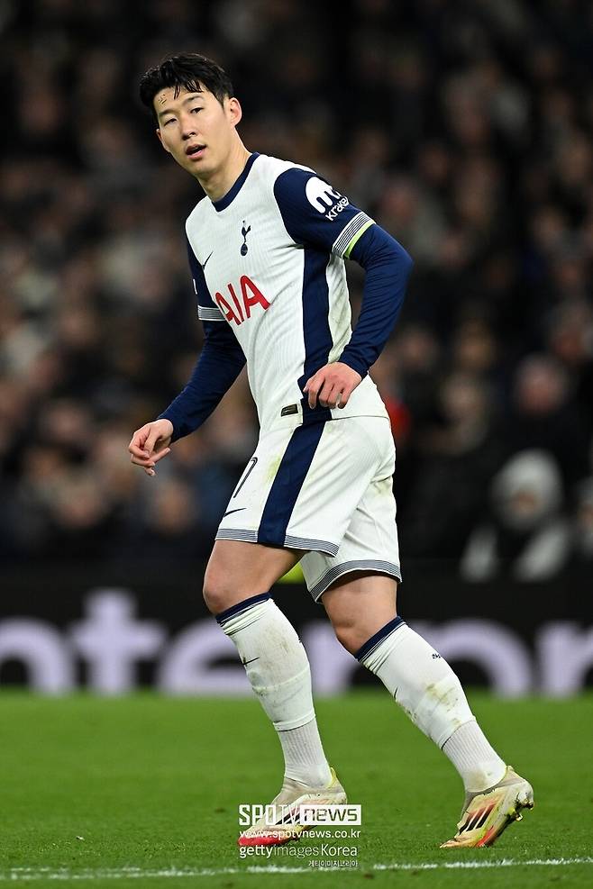 ▲ 손흥민이 새로운 도전을 택할 가능성을 열어둔 토트넘은 미래를 준비하고 있다. 이번 여름 측면 공격수인 마티스 텔, 모하메드 쿠두스를 영입했다. 이브닝 스탠다드는 "텔에 이어 쿠두스의 합류는 토트넘이 손흥민 없는 시기를 준비하고 있는 걸 보여준다"고 정리했다.