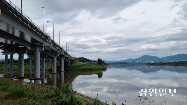 왕숙천이 한강과 만나는 합수머리 풍경. 지나는 다리는 수석교다. 2025.7.18 구리/권순정기자 sj@kyeongin.com