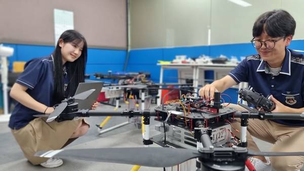 세경고등학교 학생들이 드론 코딩 융합 프로젝트 수업을 하고 있다. /경기도교육청 제공