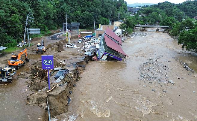 ▲ 20일 가평군 조종면 청군로 인근 편의점이 새벽부터 쏟아진 폭우로 무너져내려 소방 관계자들이 복구작업을 하고 있다./전광현기자 maggie@incheonilbo.com