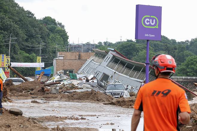 ▲ 20일 가평군 조종면 청군로 인근 편의점이 새벽부터 쏟아진 폭우로 무너져내려 소방관들이 복구작업을 하고 있다./전광현기자 maggie@incheonilbo.com