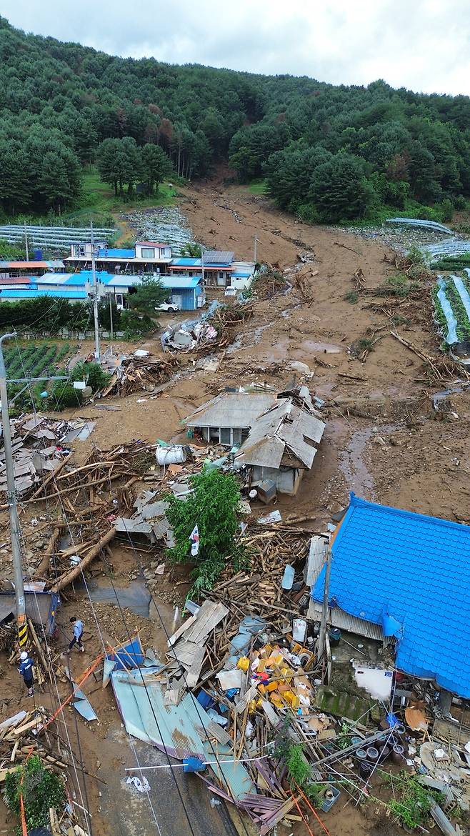▲ 20일 오전 새벽부터 쏟아진 폭우로 산사태가 발생한 가평군 조종면 신상3리 마을회관 인근이 토사로 뒤덮여 있다. 이번 산사태로 주택 3채가 무너지면서 주민 4명 매몰돼 3명이 구조되고 1명이 사망했다./전광현 기자 maggie@incheonilbo.com