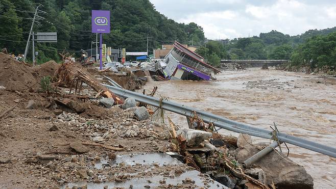 ▲ 20일 가평군 조종면 청군로 인근 편의점이 새벽부터 쏟아진 폭우로 무너져내려 소방 관계자들이 복구작업을 하고 있다./전광현기자 maggie@incheonilbo.com