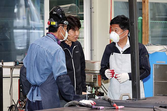 ▲ 박종효 인천 남동구청장이 논현동 소재 기업 '엔담(주)'을 방문해 기업 관계자와 소통하는 자리를 가졌다./사진제공=남동구