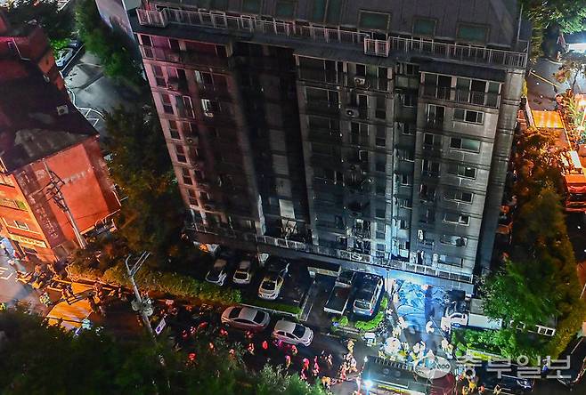 17일 오후 주차장에 불이 나 54명의 인명피해가 발생한 광명시 소하동 한 아파트의 모습. 임채운기자