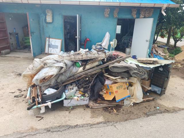 예산군 삽교읍 인근에서 폭우 피해를 입고 쓰레기를 정리해 놓은 모습. 사진=권혁조 기자.