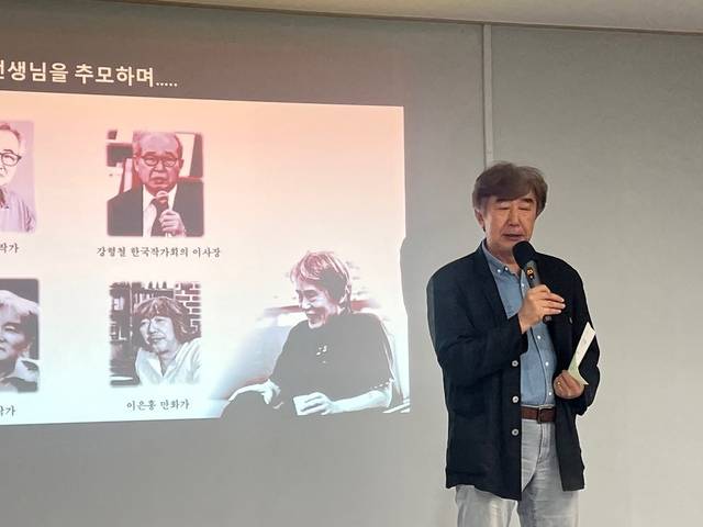 신흥고 제자 이은홍 만화가가 정양 시인에 대해서 이야기하고 있다/사진=박은 기자