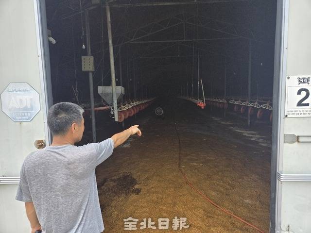 양계장 주인 권성탁씨가 물이 찼던 양계장을 가리키고 있다. 김경수 기자