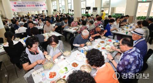 절기상 초복인 20일 강릉영동대에서 지역어르신 건강기원 오찬 행사가 열려 참석한 어르신들이 삼계탕을 먹고 있다. 이날 행사는 봉사단체인 ‘십시일반(회장: 변낙선)’ 과 예비사회적기업 숲과 함께, 강릉영동대 등이 주최 주관해 올해 두 번째로 지역어르신들에게 삼계탕을 대접했다. 강릉=권태명기자