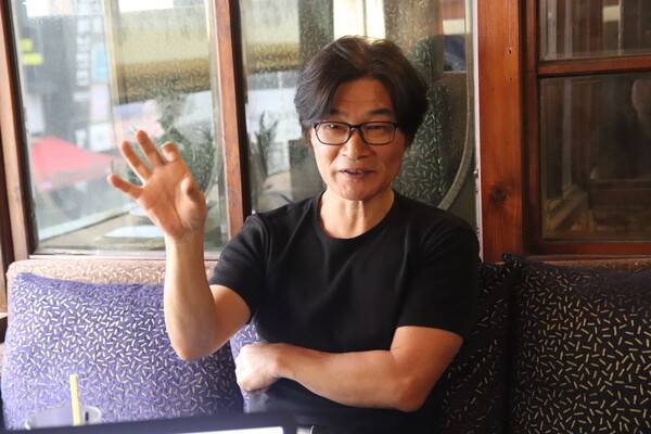 전쟁과 학살, 화해와 평화에 관해 이야기하는 구자환 감독. /이서후 기자